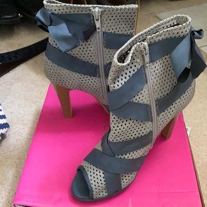 Women’s high heeled peep toe Booties